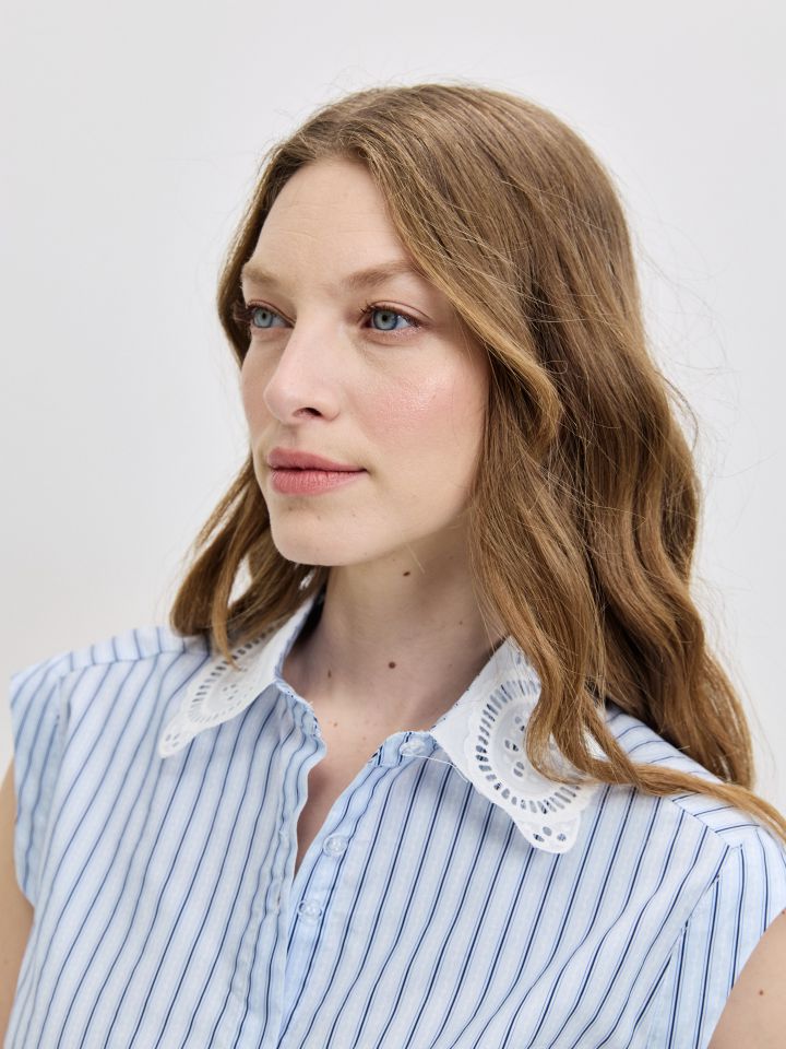 חולצה פסים צוארון קרושה בצבע תכלת