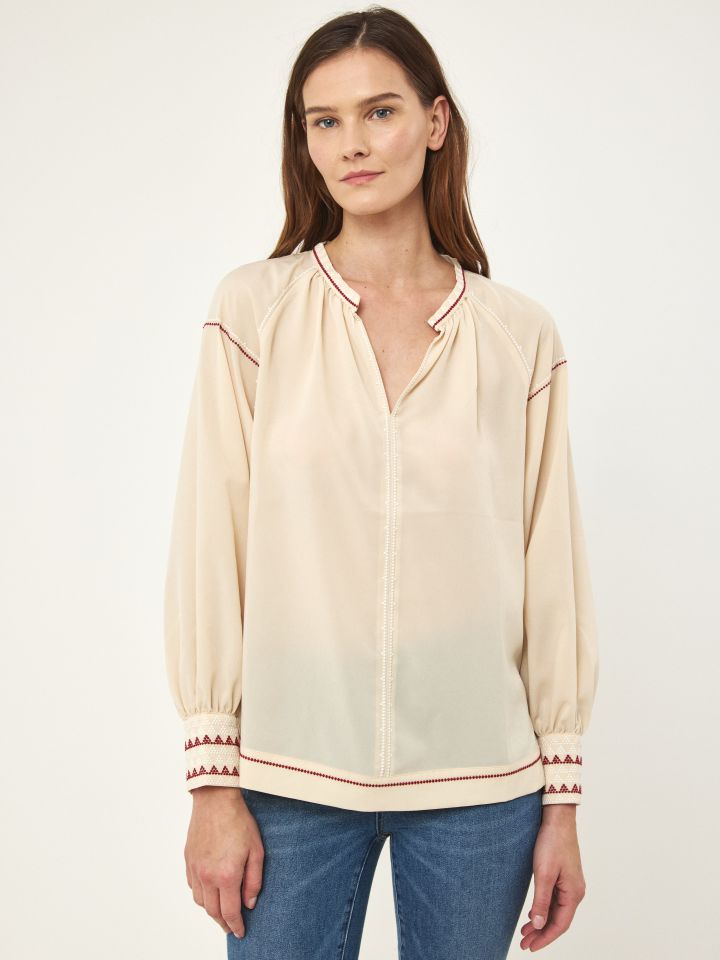 חולצה ריקמות על השרוול בצבע שנהב