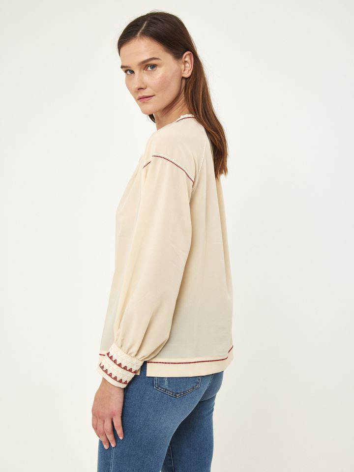 חולצה ריקמות על השרוול בצבע שנהב