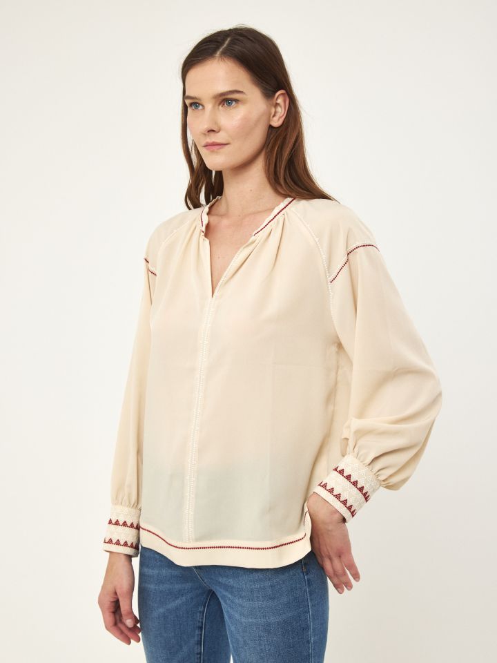 חולצה ריקמות על השרוול בצבע שנהב