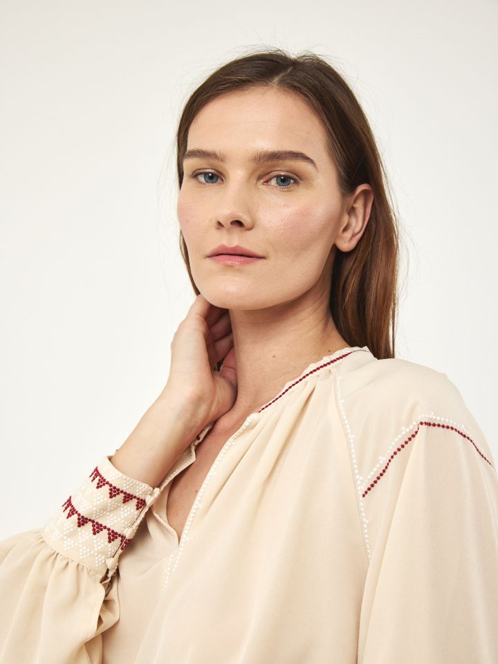 חולצה ריקמות על השרוול בצבע שנהב