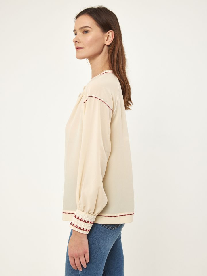 חולצה ריקמות על השרוול בצבע שנהב