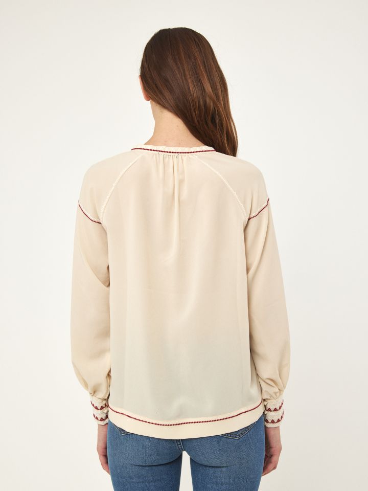 חולצה ריקמות על השרוול בצבע שנהב