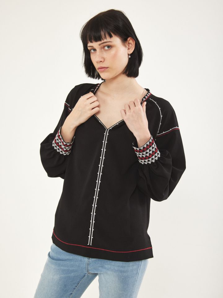 חולצה ריקמות על השרוול בצבע שחור