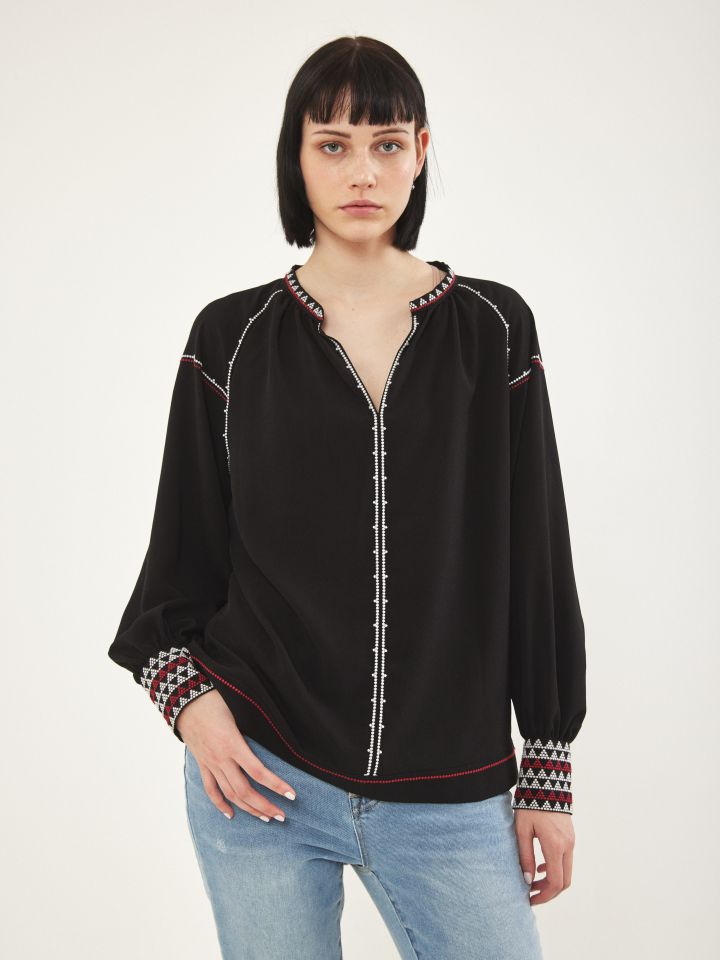 חולצה ריקמות על השרוול בצבע שחור