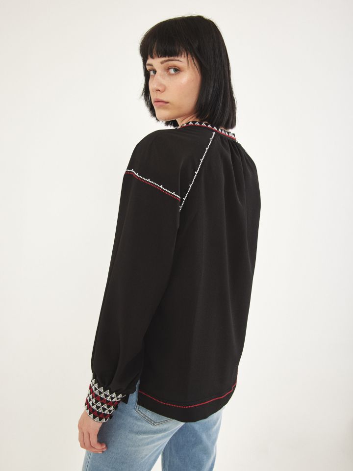 חולצה ריקמות על השרוול בצבע שחור