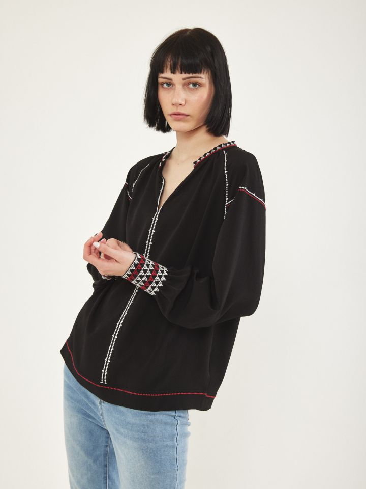 חולצה ריקמות על השרוול בצבע שחור