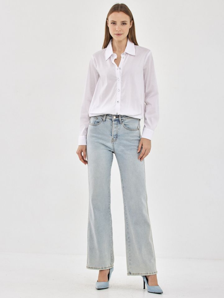 חולצה מכופתרת גומי במכפלת בצבע לבן