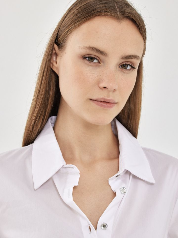 חולצה מכופתרת גומי במכפלת בצבע לבן