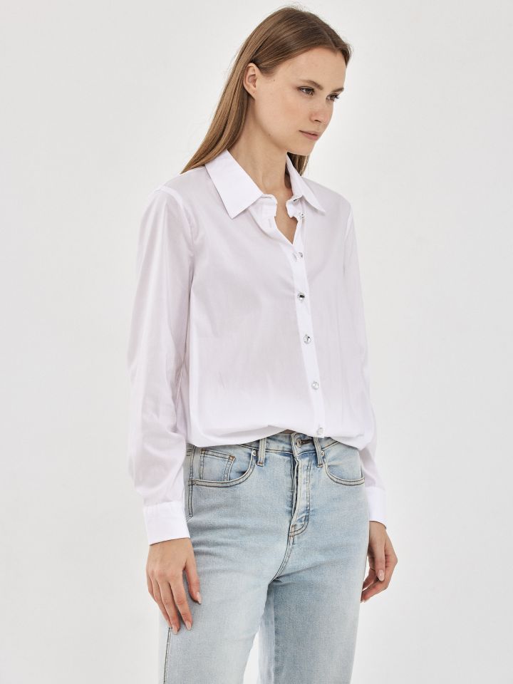 חולצה מכופתרת גומי במכפלת בצבע לבן