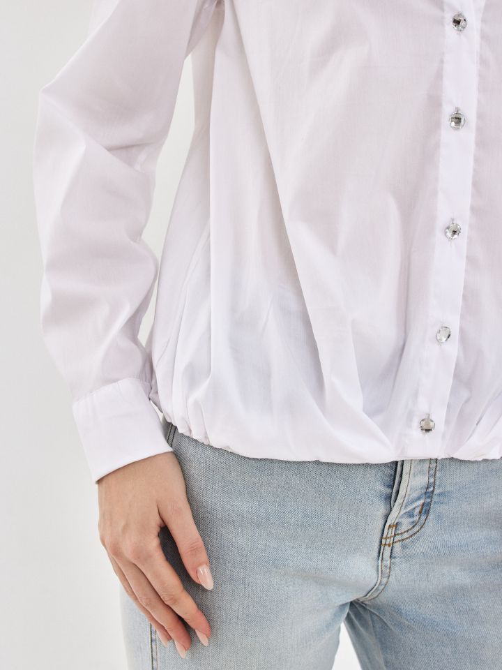 חולצה מכופתרת גומי במכפלת בצבע לבן