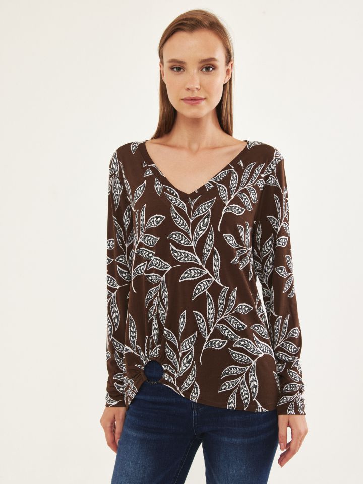 חולצה V דפוס אבזם צד PROMO בצבע חום