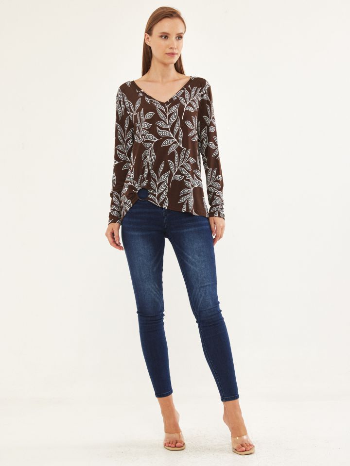 חולצה V דפוס אבזם צד PROMO בצבע חום