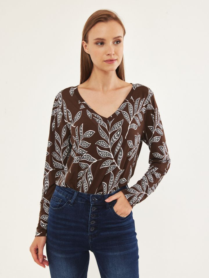 חולצה V דפוס אבזם צד PROMO בצבע חום