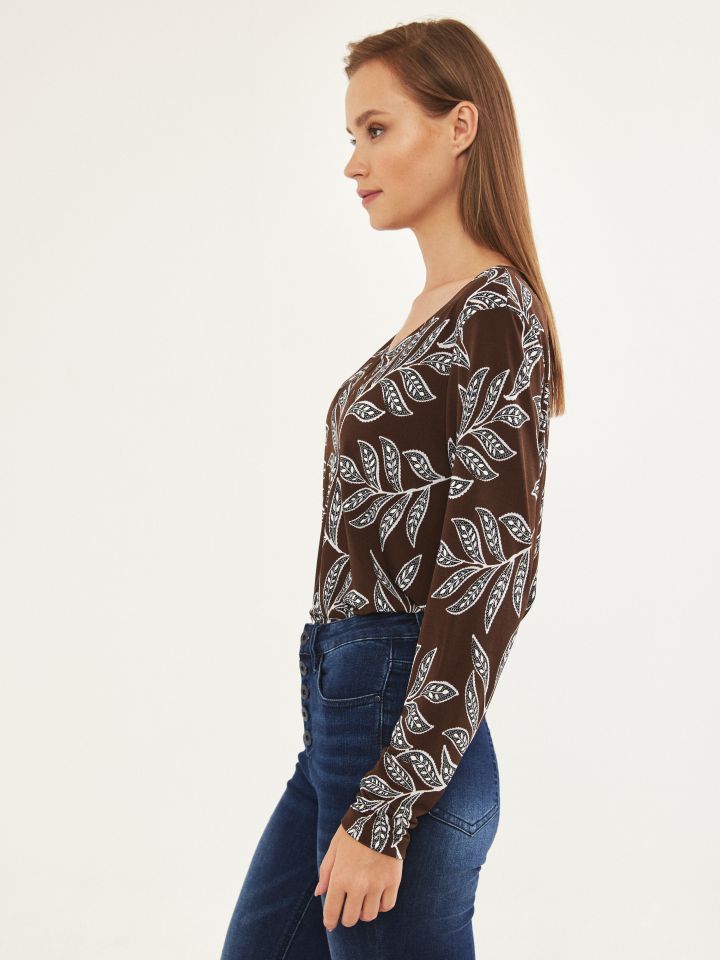 חולצה V דפוס אבזם צד PROMO בצבע חום