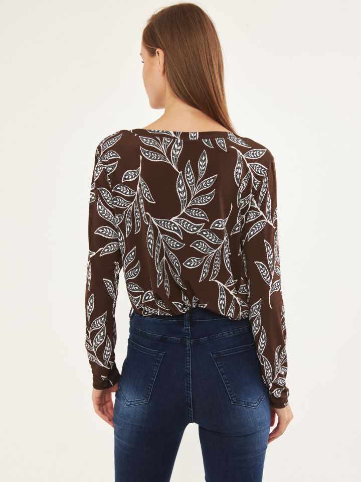 חולצה V דפוס אבזם צד PROMO בצבע חום