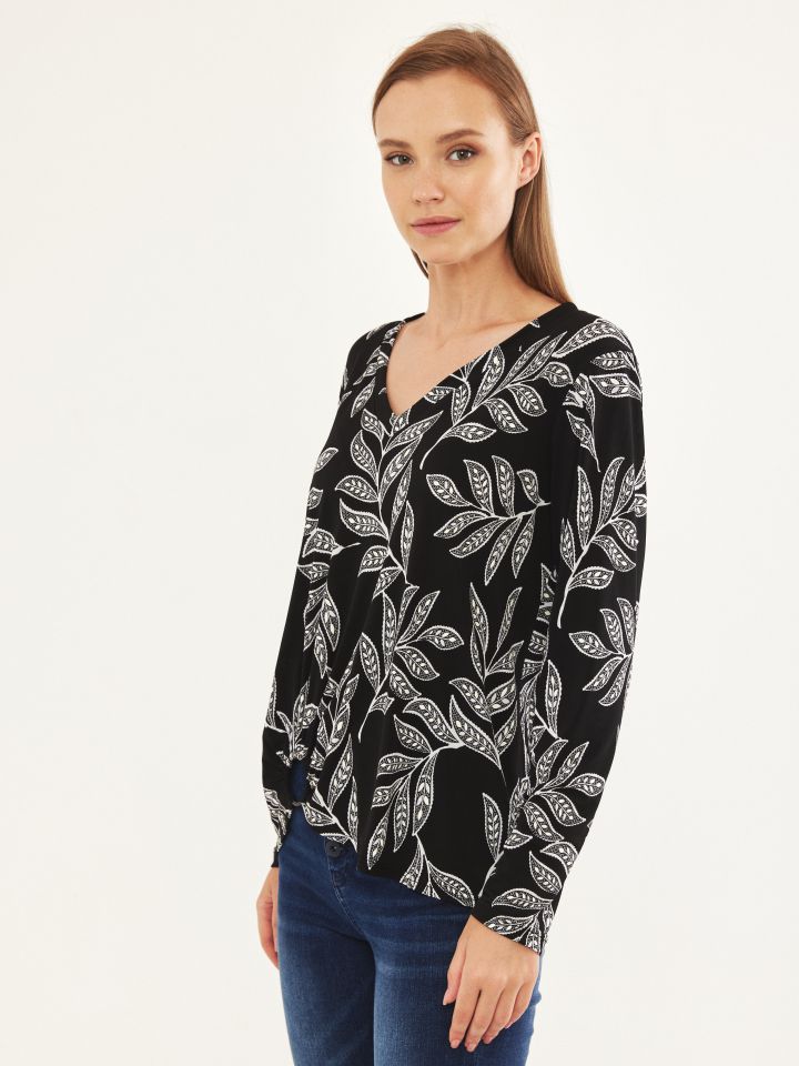 חולצה V דפוס אבזם צד PROMO בצבע שחור