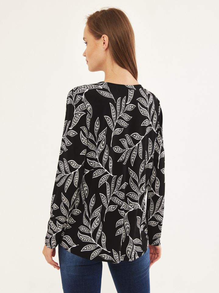 חולצה V דפוס אבזם צד PROMO בצבע שחור