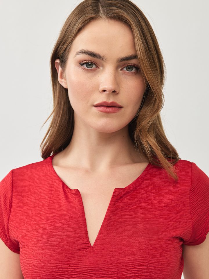 חולצה V מקומט PROMO בצבע אדום