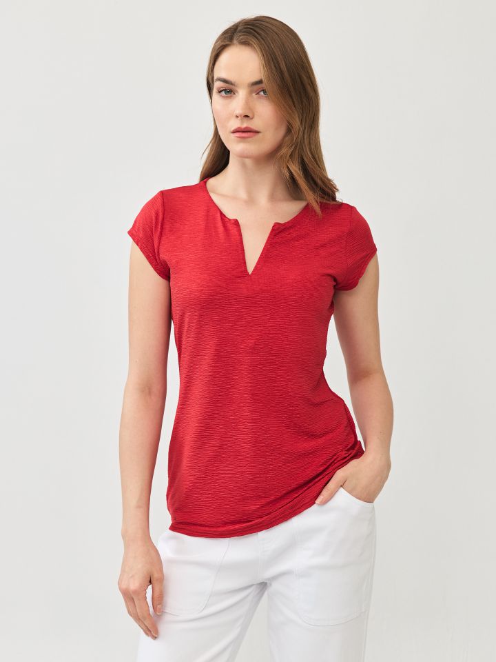 חולצה V מקומט PROMO בצבע אדום