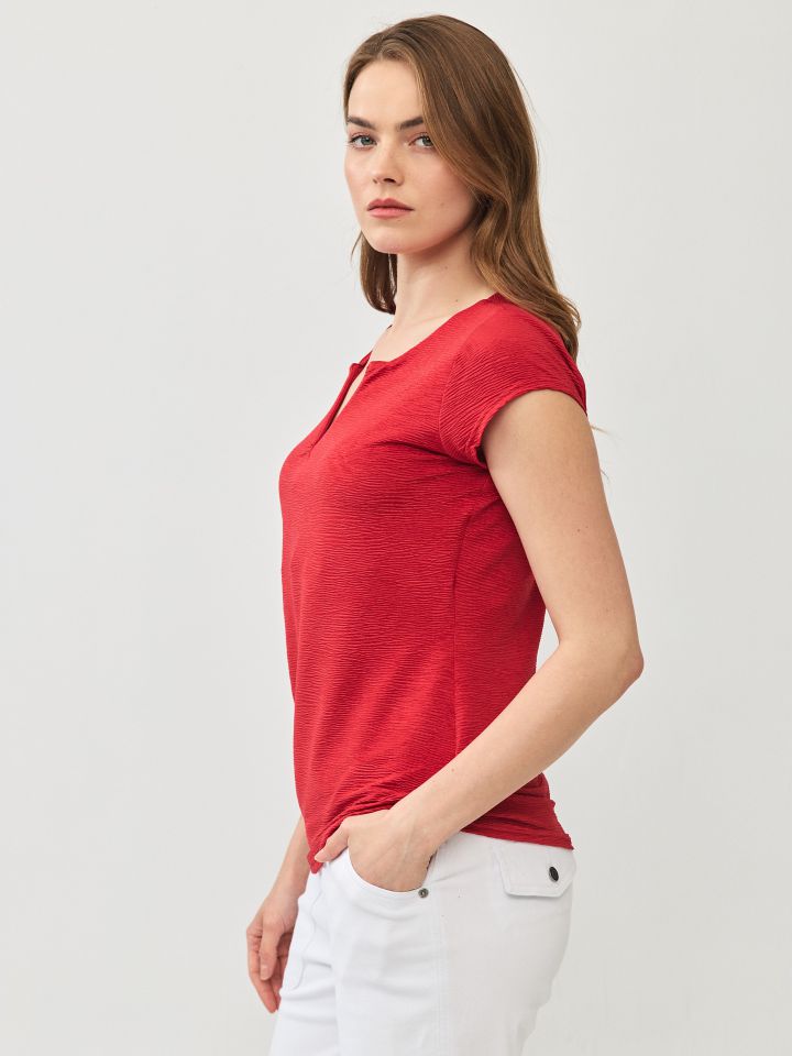 חולצה V מקומט PROMO בצבע אדום