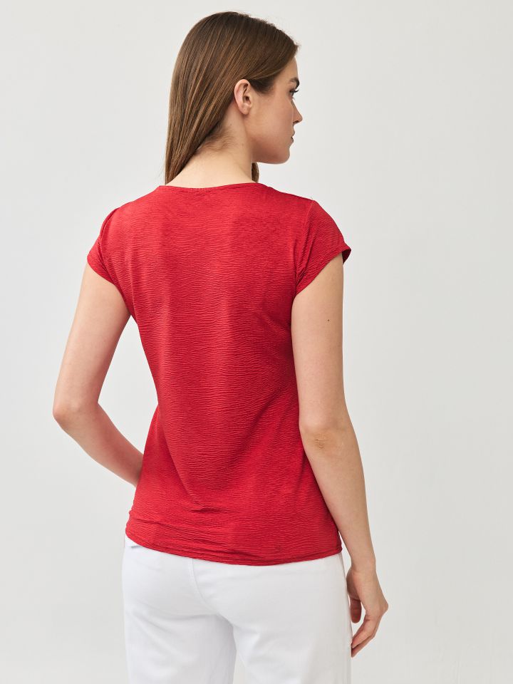 חולצה V מקומט PROMO בצבע אדום