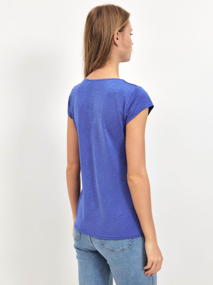 חולצה V מקומט PROMO בצבע כחול רויאל