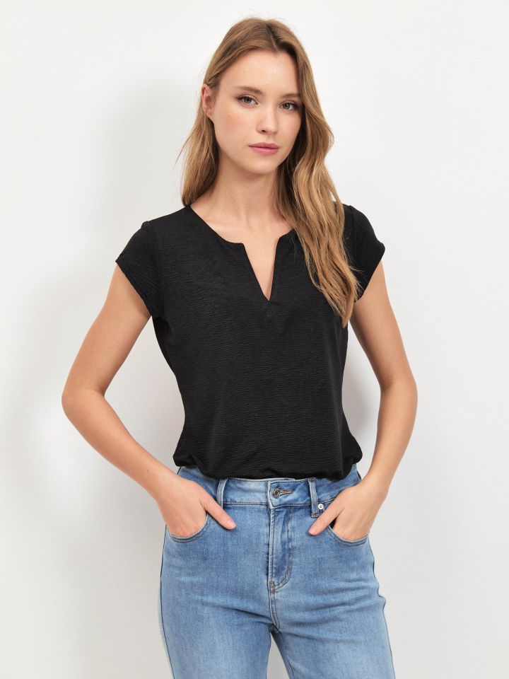 חולצה V מקומט PROMO בצבע שחור