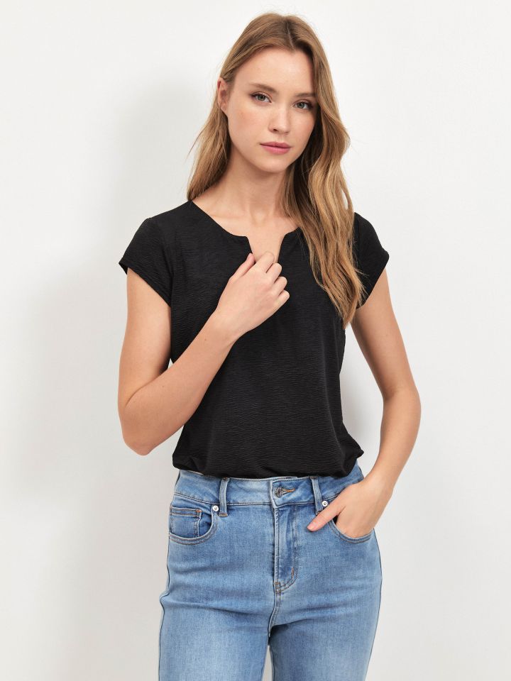 חולצה V מקומט PROMO בצבע שחור