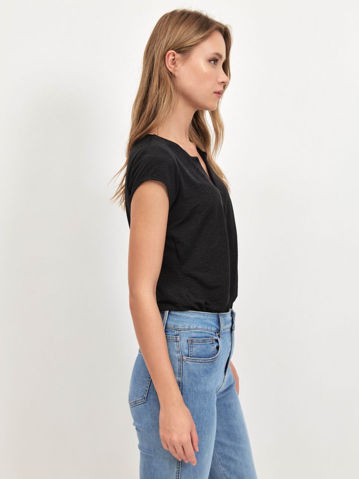 חולצה V מקומט PROMO בצבע שחור