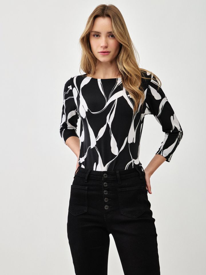 חולצה דפוס שרוול 3/4 PROMO בצבע שחור