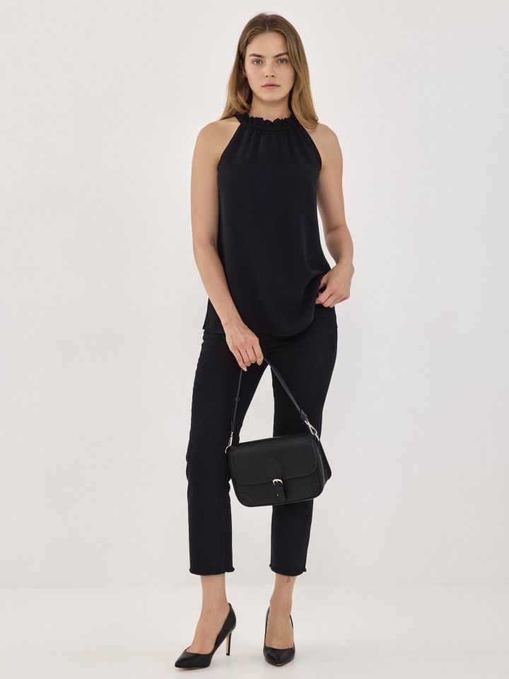 חולצה פתח כיווצים בצבע שחור