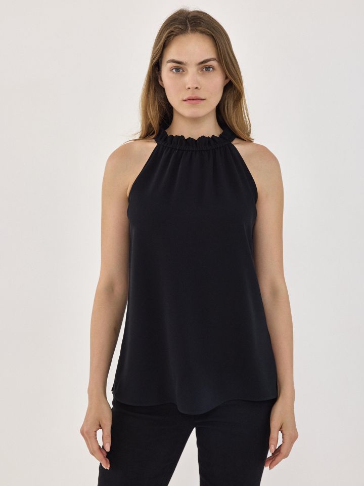 חולצה פתח כיווצים בצבע שחור