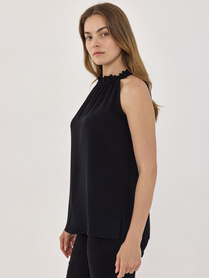 חולצה פתח כיווצים בצבע שחור