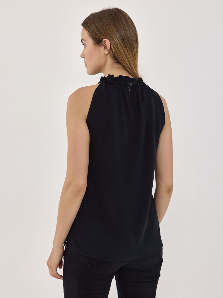 חולצה פתח כיווצים בצבע שחור