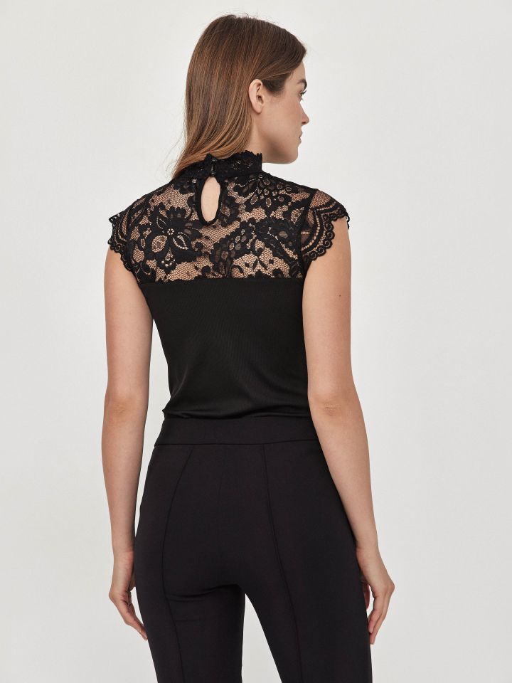 חולצה ריב שילוב קרושה בצבע שחור