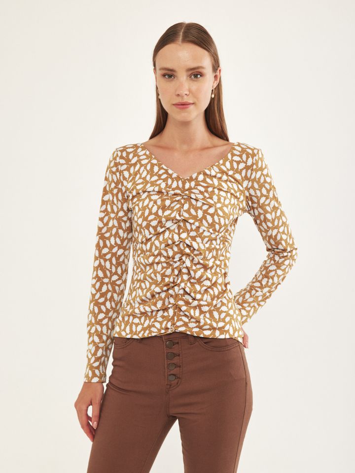 חולצה כיווצים דפוס  PROMO בצבע חרדל