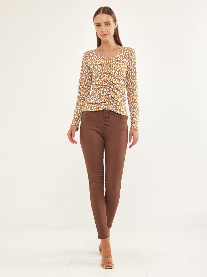 חולצה כיווצים דפוס  PROMO בצבע חרדל