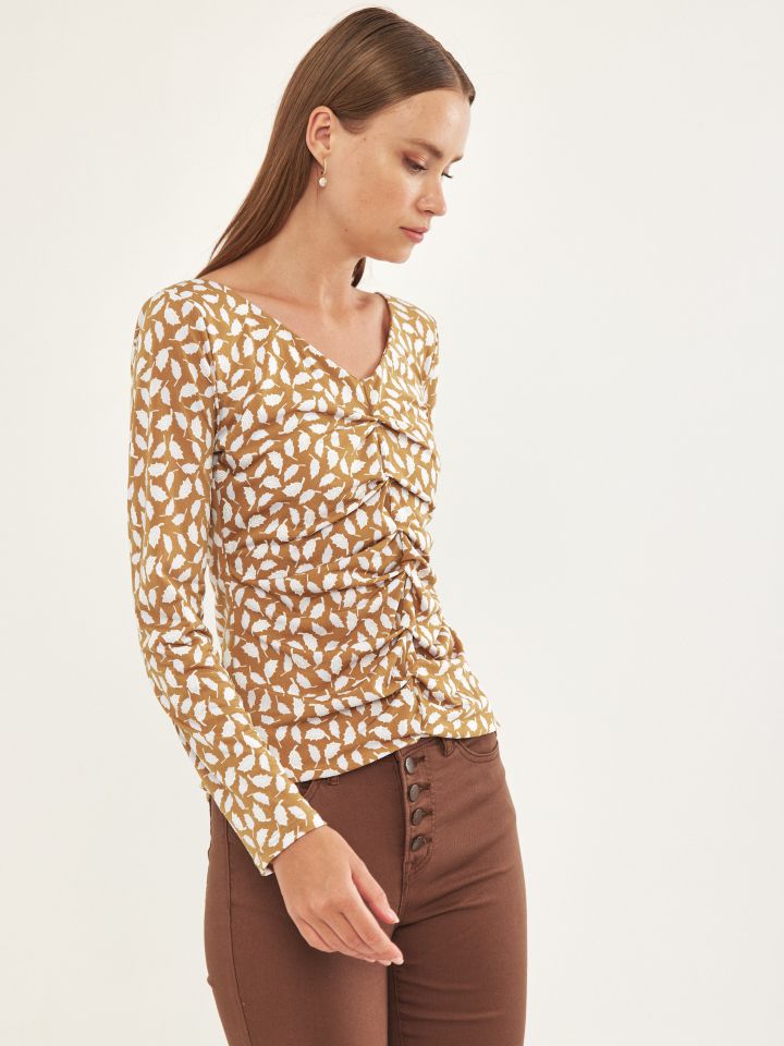 חולצה כיווצים דפוס  PROMO בצבע חרדל