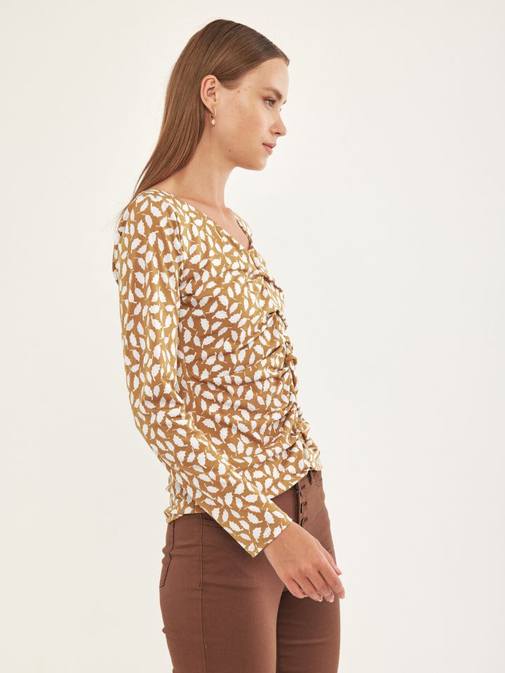 חולצה כיווצים דפוס  PROMO בצבע חרדל