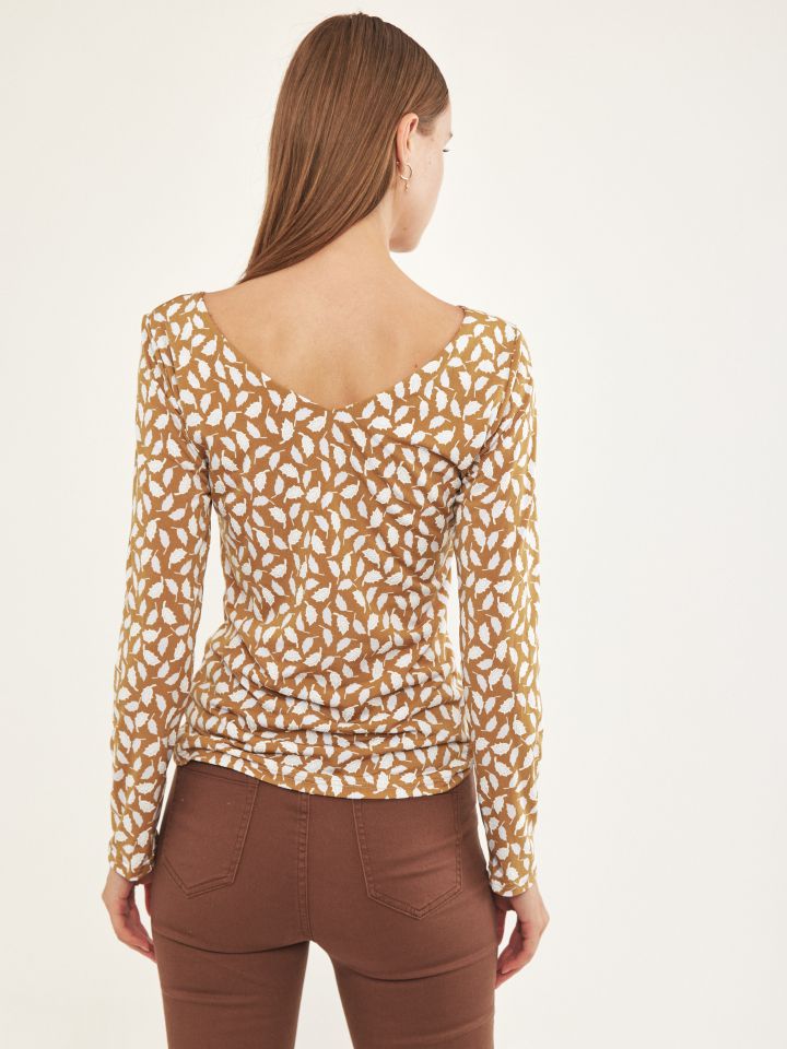 חולצה כיווצים דפוס  PROMO בצבע חרדל