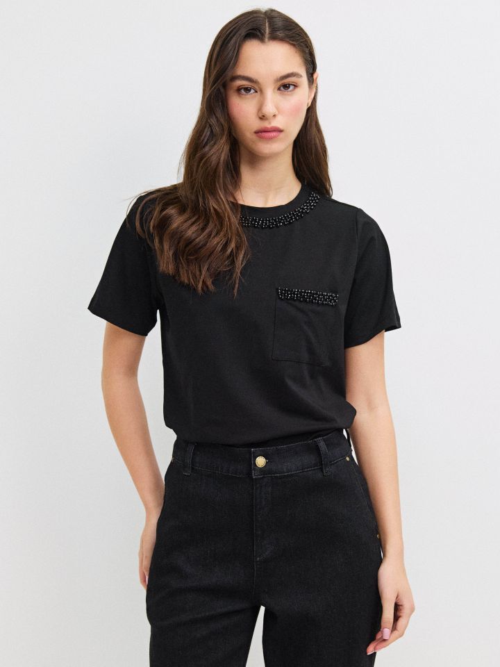 חולצה דמוי יהלומים ופנינים בצבע שחור