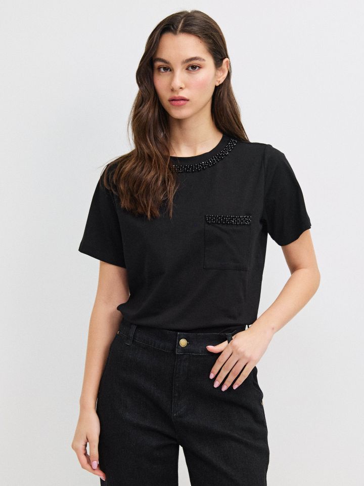 חולצה דמוי יהלומים ופנינים בצבע שחור