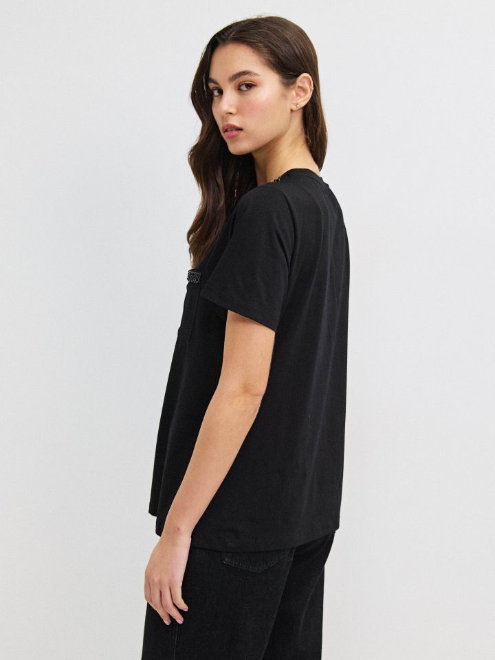 חולצה דמוי יהלומים ופנינים בצבע שחור