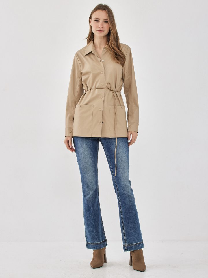 חולצה דמוי עור כיסים בצבע בייז קפוצינו