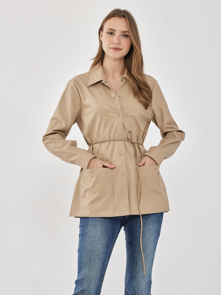 חולצה דמוי עור כיסים בצבע בייז קפוצינו