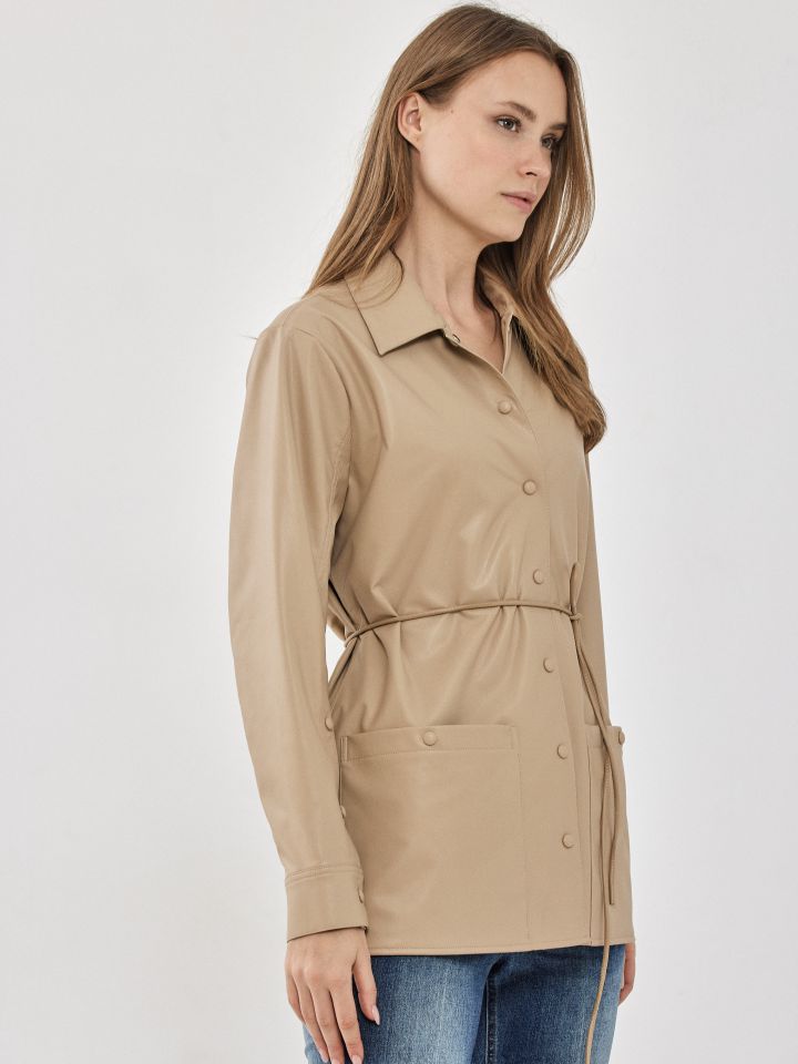 חולצה דמוי עור כיסים בצבע בייז קפוצינו