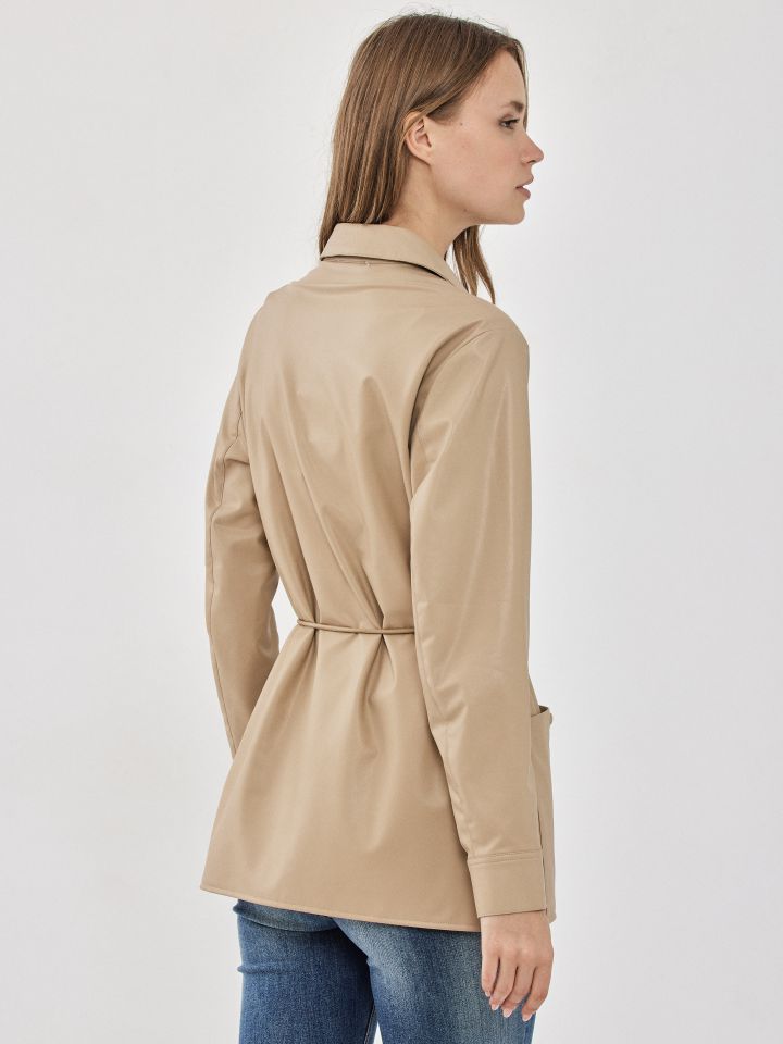 חולצה דמוי עור כיסים בצבע בייז קפוצינו