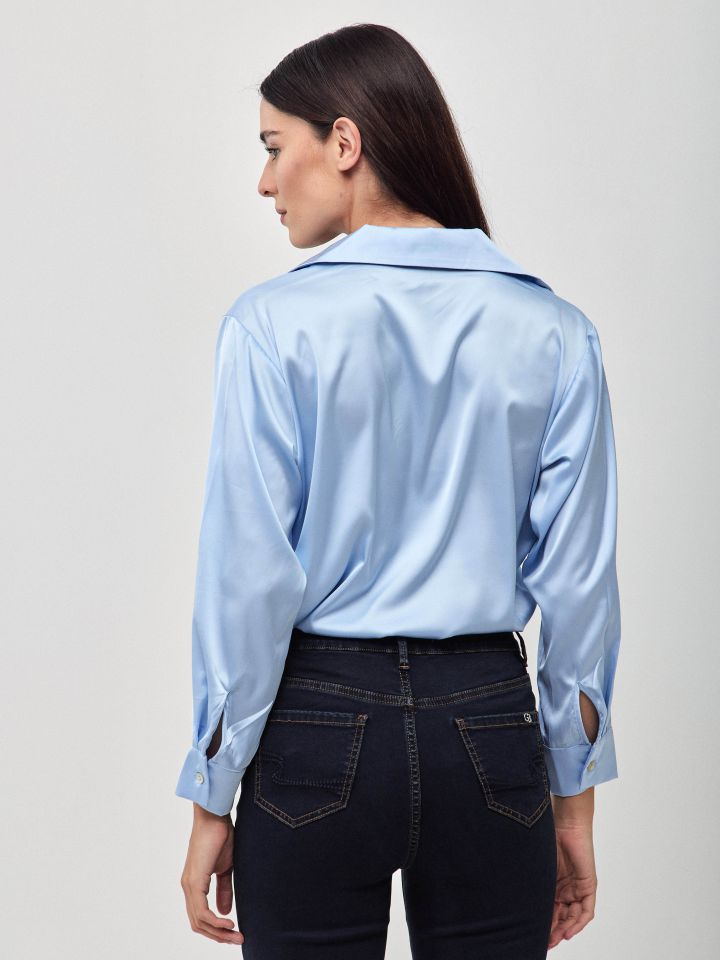 חולצה סטן PROMO LINOR בצבע תכלת אורלי