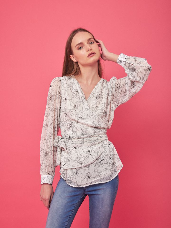 חולצה מעטה דפוס בצבע לבן